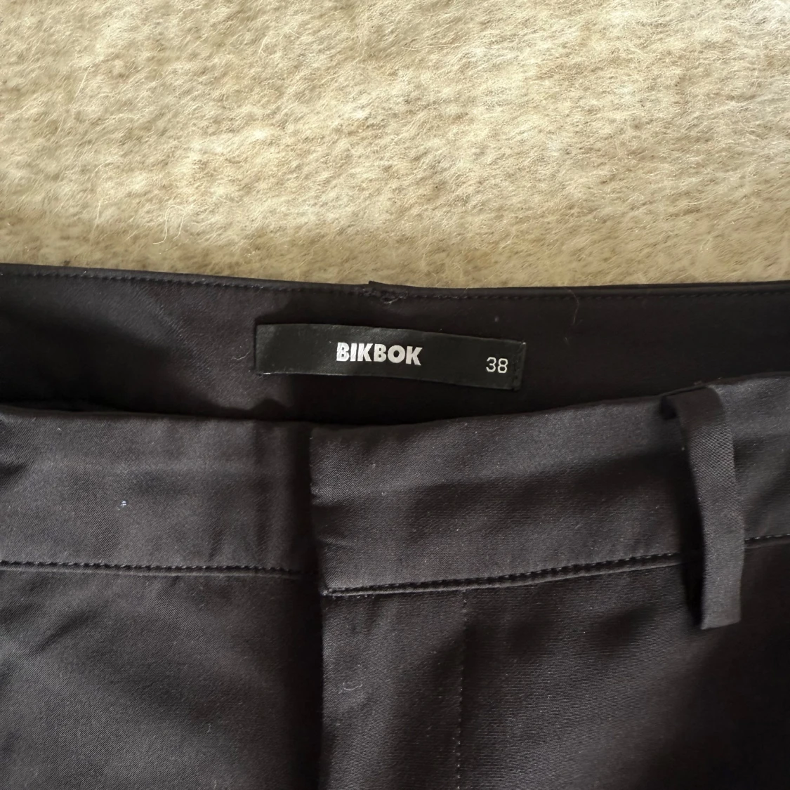 Svarta lågmidjade bootcut kostymbyxor från BikBok - 2