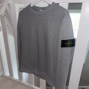 Grå sweatshirt från Stone Island - Säljer en grå sweatshirt från Stone Island. Har använts max 10 gånger. 