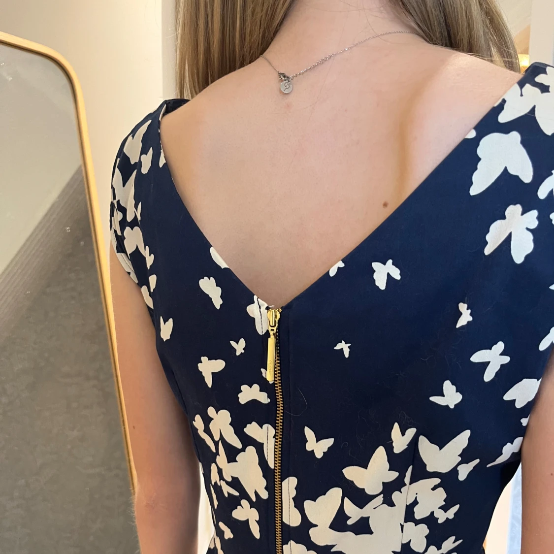 Mörkblå klänning med fjärilsmönster - 3