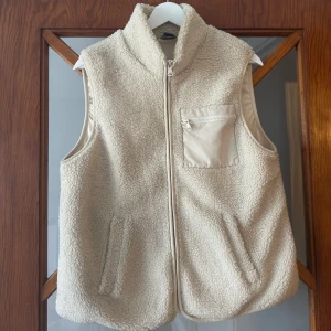 Teddyväst 🤎 -  Väst i teddy/pile material från Lindex i storlek M 💕