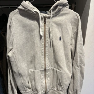 Ralph Lauren tröja  - Tröja från polo Ralph Lauren. Storlek M, tröjan är i använt skick men funkar fortfarande fint. Säljer då jag växt ur den