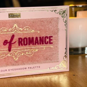 Queen of Romance eyeshadow palette! - Queen of Romance eyeshadow palette i väldigt fin förpackning. 5,4 g. Oanvänd.