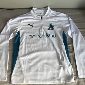 Vit långärmad Marseille fotbollströja Puma - Snygg långärmad fotbollströja från Olympique de Marseille. Helt ny och pris kan diskuteras vid snabb affär