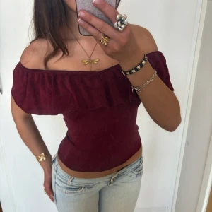 Offshoulder vinröd volangtopp  - Så snygg vinröd off shoulder volangtopp! Jag är 168 och det är mina bilder, köp via köp nu direkt eller Swish, kvar tills markerad som såld 💖