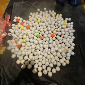 Golfbollar mängder - Säljer golfbollar till pang-pris, finns i ljungskile(kan köra hem) Utanför Ljungskile får man hämta själv. Skicka privat om några frågor   PRO V1/V1x  175kr/dussin             Callaway blandat  125kr/dussin             Titleist blandat  125kr/dussin             Srixon blandat 100kr/dussin             Färgade blandat 120kr/dussin             Blandat 60kr/dussin                Taylormade blandat 125kr/dussin