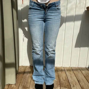 Blå jeans med bootcut - Bootcut jeans från monki. Skriv för mått och mer info!