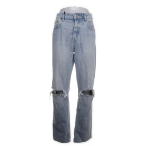 Ljusblå Zara jeans  - Ljusblå jeans från Zara med hål. Super snygg färg och passform till sommaren!!!💕