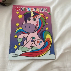 Målarbok - Färgglad målarbok med enhörningstema! Perfekt för dig som älskar kreativa stunder och vill ge liv åt magiska enhörningar med dina egna färger. Boken har roliga illustrationer och passar både yngre och äldre som gillar att måla.