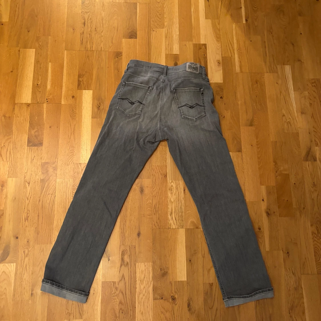 Gråa jeans från Replay - 1