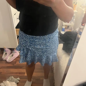 Blå super fin kjol  -  Säljer denna jättesomriga kjol från SHEIN sitter jättefint på och är perfekt till sommaren knappt använd  🩷