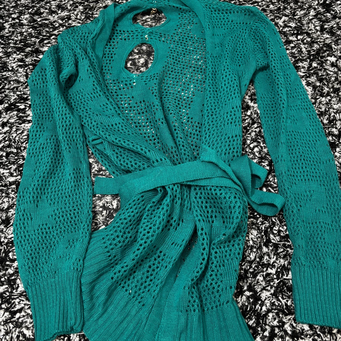 Turkos stickad kofta med bälte och detaljer