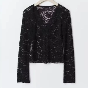 Svart spetsblus med v-ringning - Säljer en svart blus i genombruten spets med v-ringning och långa ärmar. Blusen har ett blommigt spetsmönster och är figurnära i modellen. Perfekt att styla med jeans eller kjol. Har inte använts så många gånger säljer dem då jag har en liknande. 