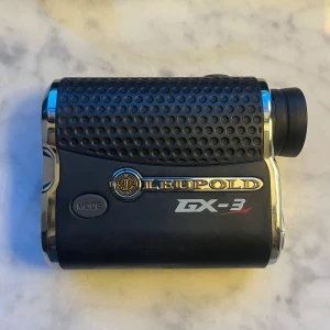 Leupold GX-3 avståndsmätare - Säljer en Leupold GX-3 avståndsmätare med svart och silver design. Kompakt format med gummerat grepp och tydliga knappar. Perfekt för golf eller andra utomhusaktiviteter där exakt avståndsmätning behövs. Har lite problem med ljusstyrkan då de inte syns i ljuset men i mörkret.