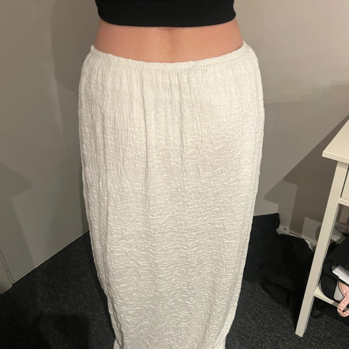 Vit långkjol i krinklat tyg - 1