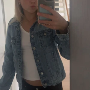 Blå jeansjacka  - Säljer denna snygga jeansjackan från Lindex. Kommer inte till användning, eftersom den är för liten för mig. Passar till många outfits och är perfekt till varmare dagar!❣️
