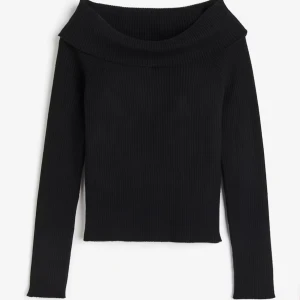 Off shoulder tröja från H&M - Säljer denna tröja som jag köpte på H&M för ett tag sedan. Den är i ett lite tjockare och varmare material. Nypris 279kr