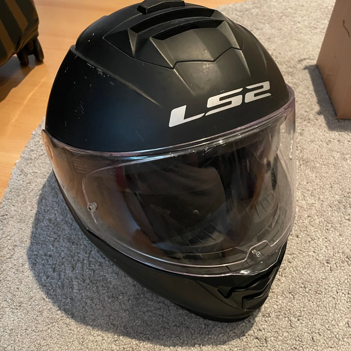 Svart LS2 mopedhjälm