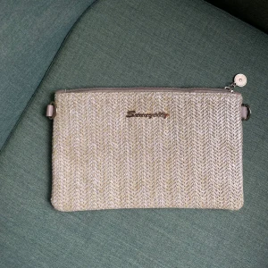 Beige / guldig kuvertväska - Jättefin och classy beige kuvert-väska som är flätad. Den har dragkedja och gulddetaljer och passar bra att ha mobil och smink i & perfekt att bära i handen på fest tex🥰🥰 Helt oanvänd & pris går att diskutera