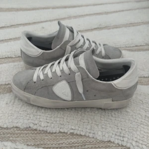 Philippe Model - Skit feta Phillipe models. Använda i cirka en månad. Säljer dem för att jag fick valentino skor i present. Det är bara att meddela mig om ni undrar över något.