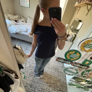 unik topp  - mörkblå kortärmad unik topp med dragkedja i ryggen från strenesse 💓