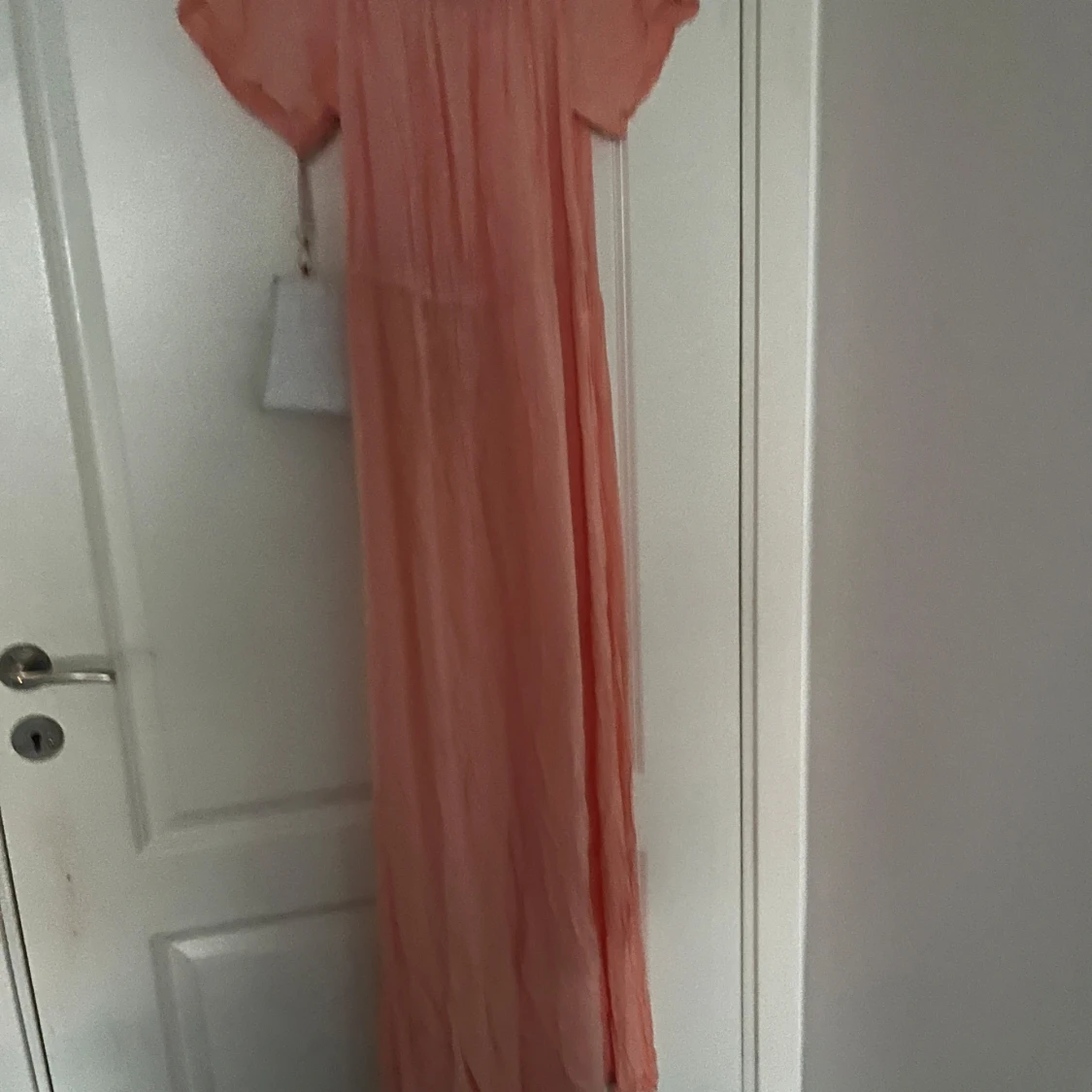 Ljusrosa långklänning med kort ärm - 1