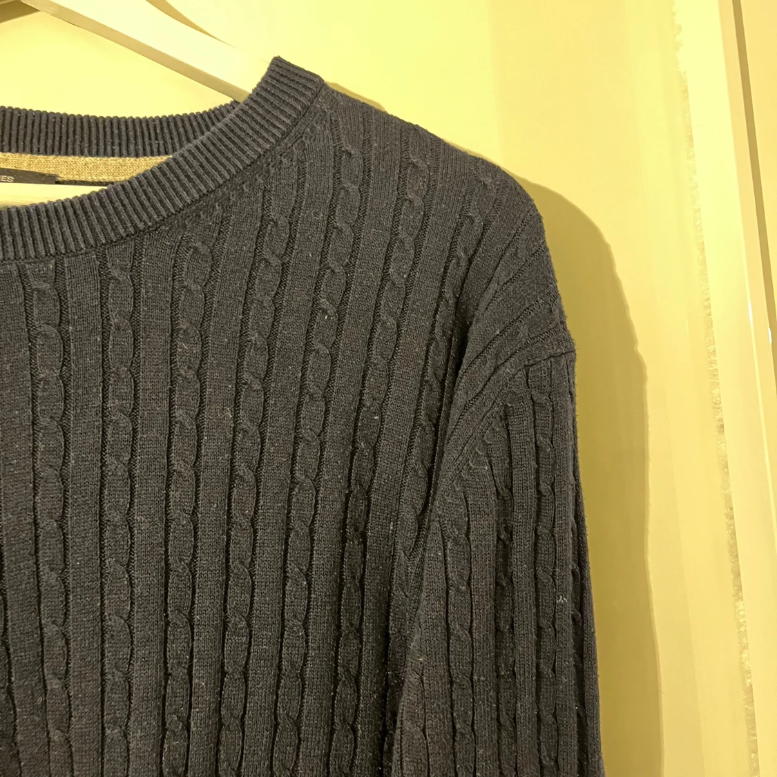 Mörkblå stickad tröja - 2