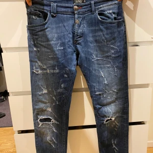 Philipp Plein blå slitna jeans - Säljer dessa jeans från Philipp Plein då de inte använd längre. Mycket bra skick. Storlek 34.