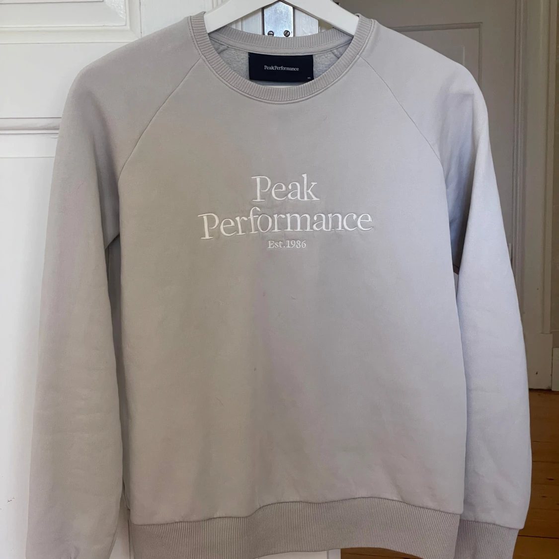 Ljusgrå sweatshirt från Peak Performance - 1