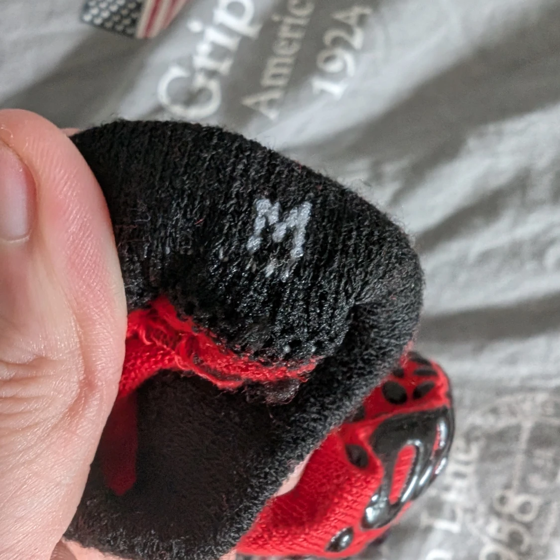 Färgglada randiga och röda halksockor M - 1