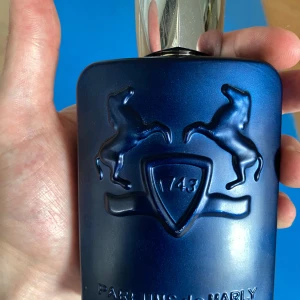 Exklusiv parfym - Säljer en i princip full flaska exklusiv parfym. 125 ml sprejad ett fåtal gånger. Med lukt av äpple, lavendel, bergamott och apelsin-mandarin.  Bevis på köp finns‼️!  Pris kan diskuteras vid snabb affär. Paketeras i bubbelplast för säker transport och skickas snabbt efter köp 📦. Hör av dig vid intresse eller funderingar 😄⚜️