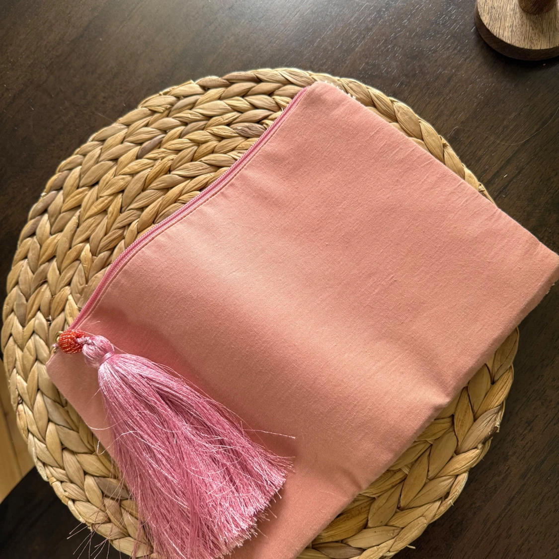 Broderad rosa kuvertväska med tofs - 1