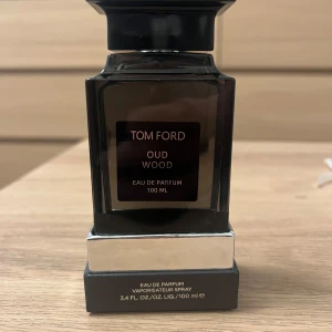 Tom ford oud wood 100ml - Hej, säljer min parfym för doften inte riktigt passar mig. Helt full bara använd några gånger.