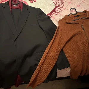 Vit skjorta och svart kavaj herr - Klassisk vit skjorta i bomull och svart kavaj för herr. Skjortan har krage och knäppning framtill, medan kavajen har enkelknäppning och klassisk passform. Perfekt för formella tillfällen.