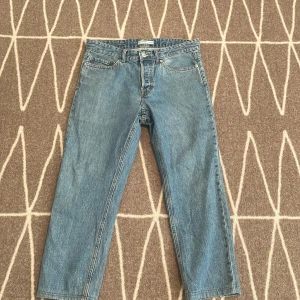 Blå raka jeans regular fit - Klassiska blå jeans med rak passform och regular fit. Jeansen har fem fickor, dragkedja och knapp i midjan. Perfekta för en avslappnad stil och passar till det mesta. Tidlös modell som är enkel att matcha.