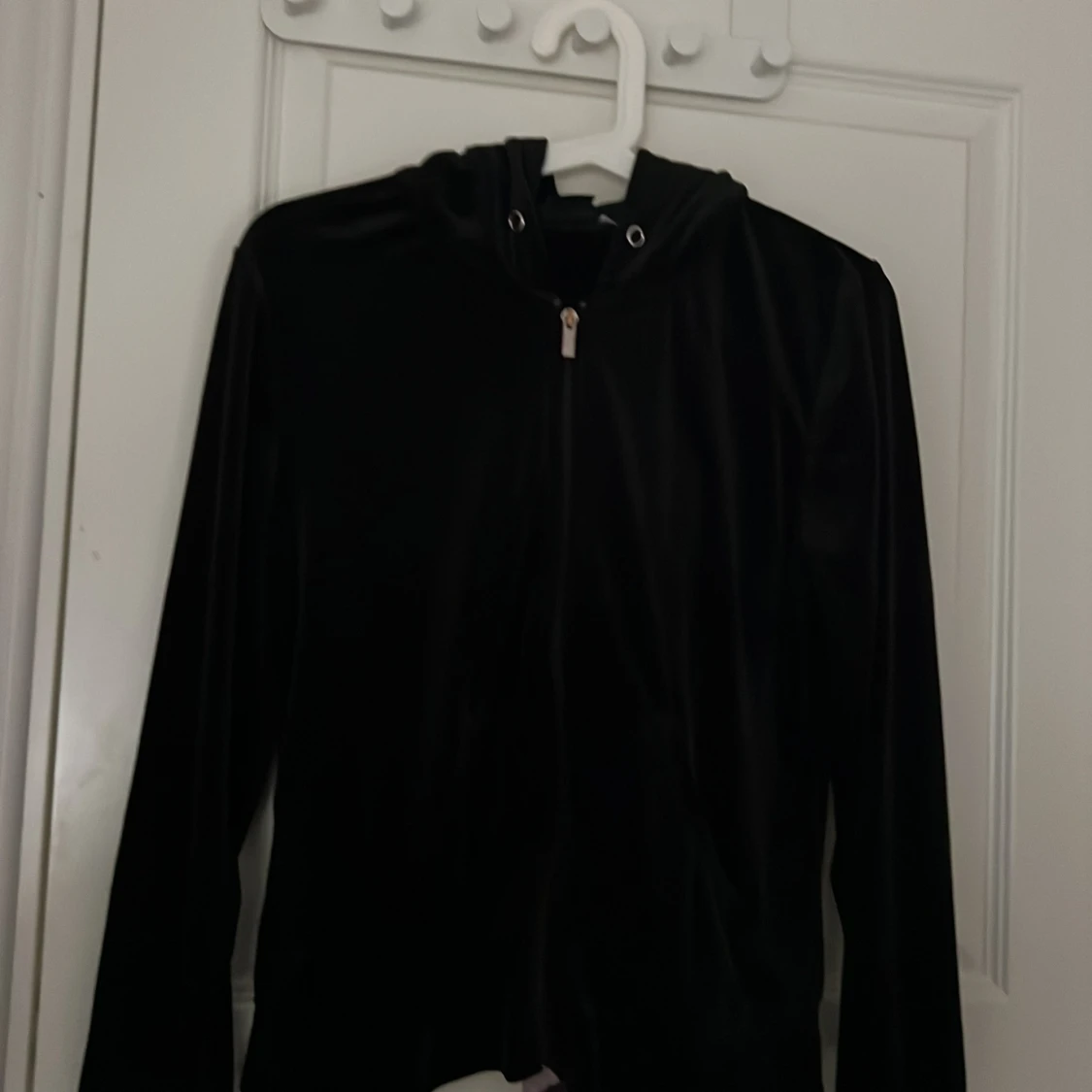 Svart hoodiejacka med dragkedja och byxor  - 1