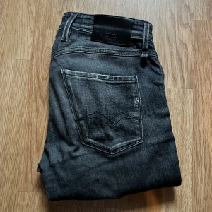 Replay Anbass slim fit jeans - Säljer ett par svarta Replay Anbass jeans i slim fit. Modellen är Anbass 5 Years Wash Jeans Grey Black. En väldigt eftertraktad modell som är slutsåld nästan överallt. Nypris 1999kr. Säljer för att de är för små.