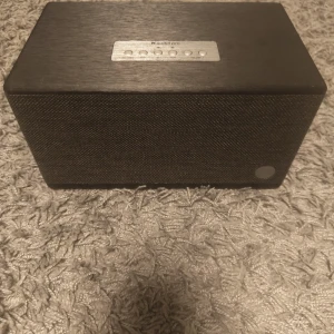 Audio Pro BT5  - Alla sladdar ingår, väldigt stark och bra högtalare. Nypris är 1500kr men mitt är 800. Skriv för ytterligare frågor :)