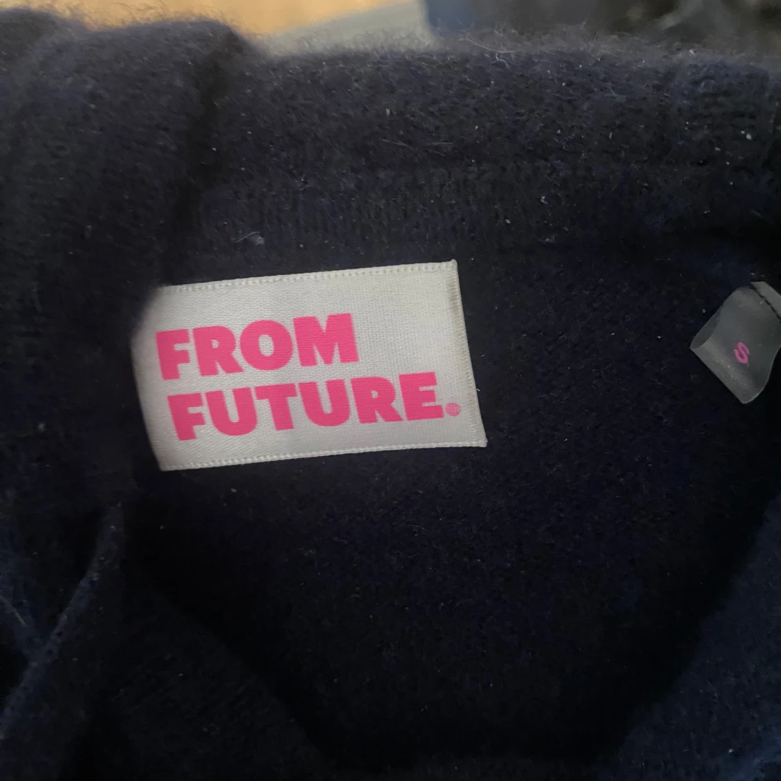 Mörkblå hoodie i kashmir från From Future - 3