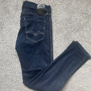 Replay anbass  - Tja, säljer ett par helt nya replay anbass utan tags i storlek 30,32. Modellen är 178cm och dom är perfekta för att ha till vardags eller finare tillfällen🍾, kom privat vid minsta lilla och pris går självklart att diskutera🥂💯