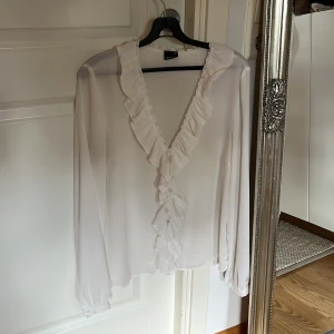 Blus med volang - Sååå fin😍😍jätte fint skick