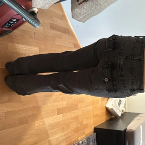 Grå bootcut jeans xs - Säljer ett par grå bootcut jeans från gina helt nya aldrig använda ( jensen är långa på mig så de passar någon som är 165 eller längre 
