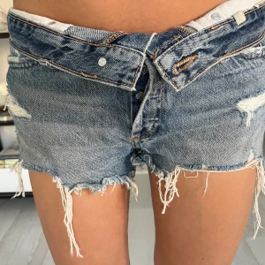 Jeansshorts - Zara jeansshorts i storlek 36 men passar xs-s