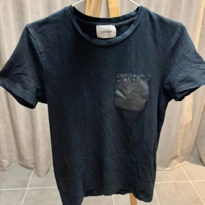 Svart t-shirt från Dondup - Snygg svart t-shirt från Dondup i strl S i ett mycket bra skick!