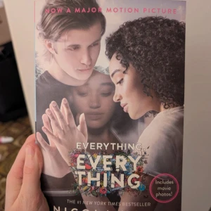 Everything, Everything - En gripande roman om kärlek och att våga leva fullt ut, nu även som storfilm! Perfekt för unga vuxna som gillar känslomässiga berättelser och starka karaktärer. Boken innehåller även filmfoton för en extra upplevelse.