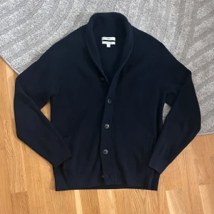 Mörkblå kofta från M&S - Tjena! Säljer en as fet cardigan ! | Skick 9/10 jättebra! Säljes då den är för liten på mig | M |Passar bäst om du är under 185cm | Hör av dig vid några funderingar eller frågor