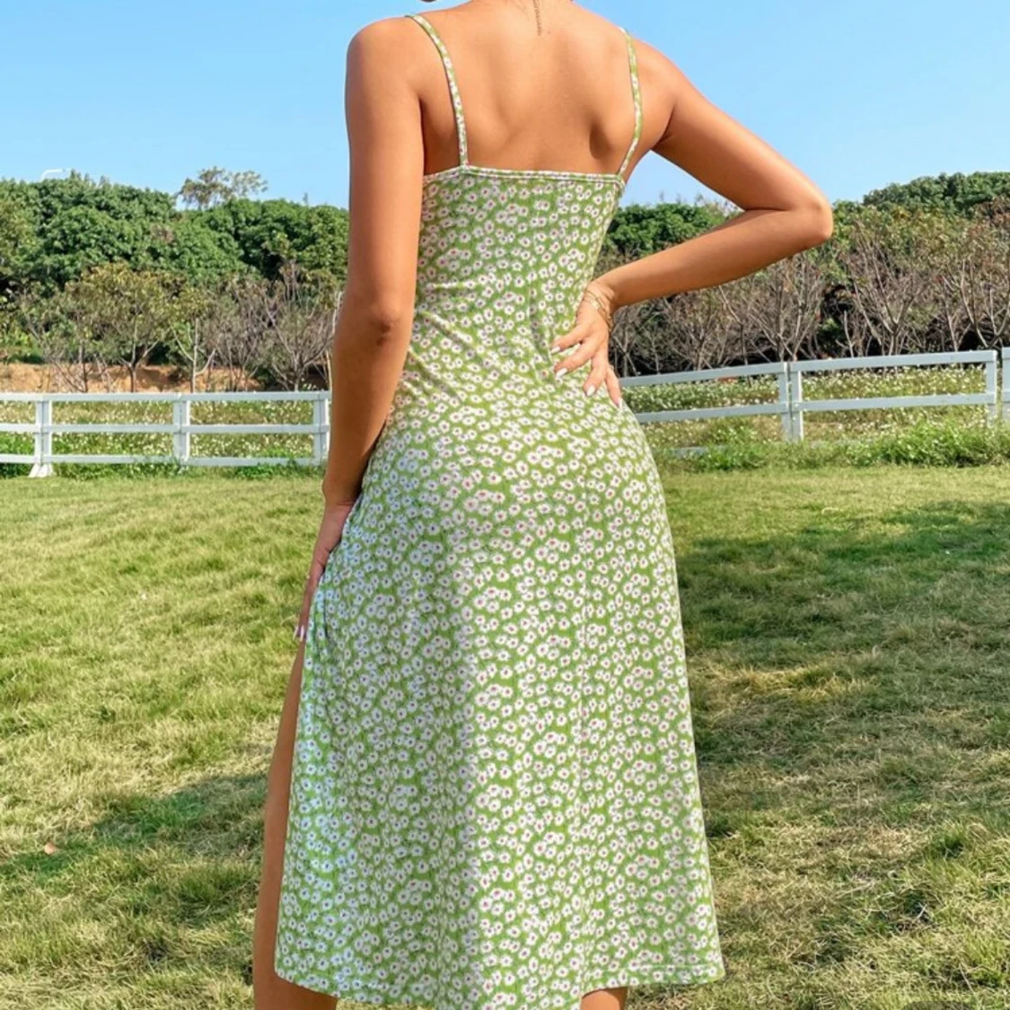 Grön blommig sommarklänning med slits - 1