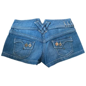 Lowrise ljusblå jeans shorts🩵 - SUPER SNYGGA!!! I perfekt skick, utan någon defekt. Som ny. Den har en väldigt fin design, jag är säker att dem kommer att forma kroppen fint om de passar dig. Dem är ganska lowrise så ha det i tanken. Jag rekommenderar!! Skriv vid frågor❕ Inga bilder på tyvärr💔  MÅTT Midjemått: 38cm (ingen stretch) Midjehöjd: 18cm  Fraktas alltid samma eller dagen efter köpet!   Vill du slippa frakten eller kika på liknande plagg? Kom gärna förbi Karlaplan loppisen den 12/7!💋