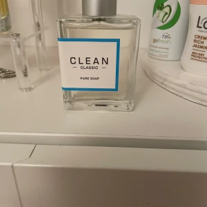 Clean parfym  - Clean parfym i doften ”pure soap” doftar jätte gott men pga för många parfymer kommer den inte till andvändning.💕tänker 550 men kan gå ner i pris 💕