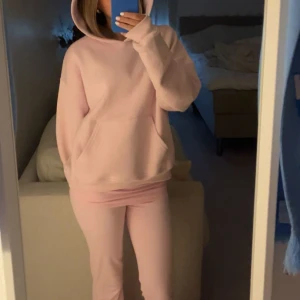 Rosa yoga pants från Gina Tricot - Jättesköna rosa yoga pants från Gina💗, som nya endast använda 1 gång säljer pga för stora. Köpta för 360 kr       Men säljer för 200. Pris kan diskuteras🙂🙂