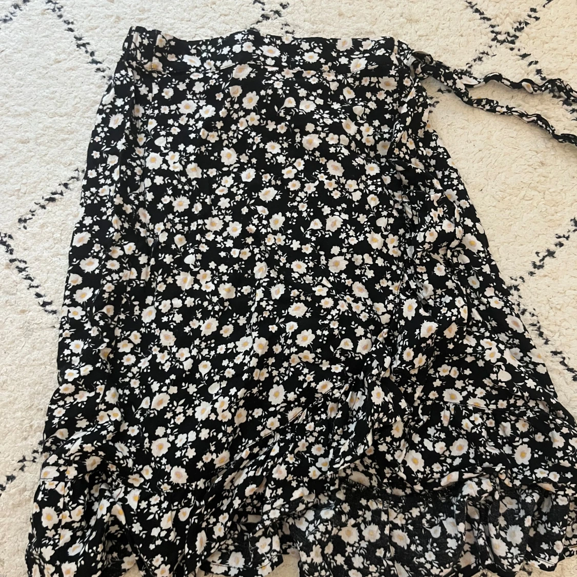 Svart blommig kjol med volang - 3
